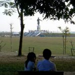 Couple looking at statue of King Anouvong