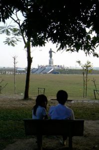 Couple looking at statue of King Anouvong