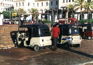 Colombo-taxis in front of Galle Face Hotel