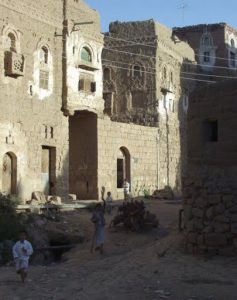 Yemen - Traditional architecture with kids playing (photo credit: http://www.travelblog.org/Photos/307092)