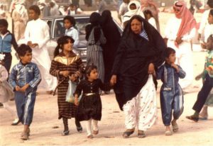 Bahrain - Woman with four kids  (photoi-stefanakis.info)