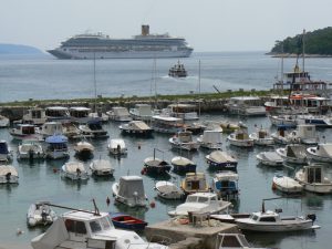 Croatia, Dubrovnik: view of the castle port; passengers from