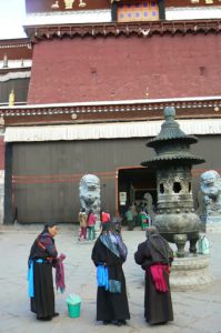Tibet - pilgrims outside Sakya Monastery