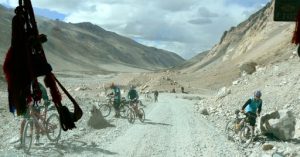 Tibet - cyclists on their way up to the Tibetan
