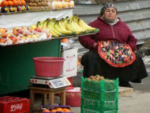 Uzbekistan - Tashkent:  fruit vendor at the Mirobod Market.