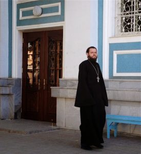 Uzbekistan - Tashkent:  priest at the Uspensky Orthodox Cathedral.