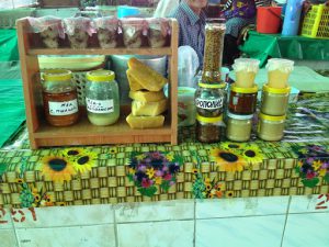 Uzbekistan - Tashkent:  different types of honey at the Mirobod