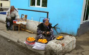 Uzbekistan - Tashkent:  at the Mirobod Market there are peasant