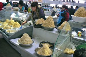 Uzbekistan - Tashkent:  noodle vendors in Chorsu market.