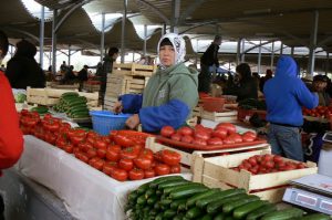 Uzbekistan - Tashkent:  vegetable vendor in Chorsu market.