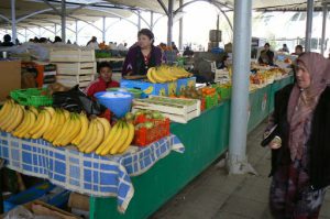 Uzbekistan - Tashkent:  fruit venor in Chorsu market.