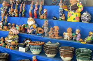 Uzbekistan - Tashkent:  ceramics in Chorsu market.