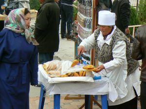Uzbekistan - Tashkent:  meat pie vendor in Chorsu market.