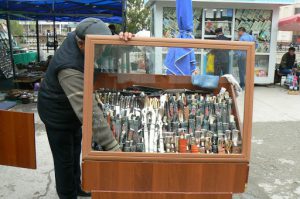 Uzbekistan - Tashkent:  knife vendor in Chorsu market.