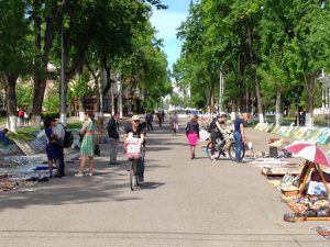 Uzbekistan: Tashkent Pedestrian street in Independence Square park  with artists selling