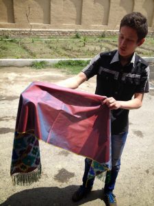 Uzbekistan: ????Margilan city???? Yodgorlik????factory guide showing double colored scarf.