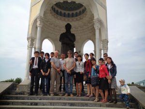 Uzbekistan: ????in Quva city local students visit the memorial to
