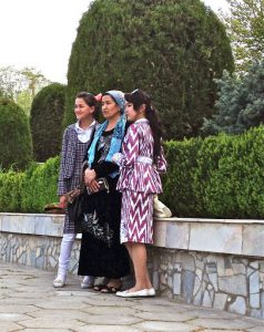 Uzbekistan: Fergana City local tourists in Babur Park.