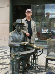 Portugal, Lisbon: Richard with bronze Fado dancer
