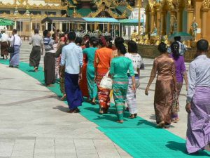 Burma, Rangoon; Shwedagon Pagoda visitors