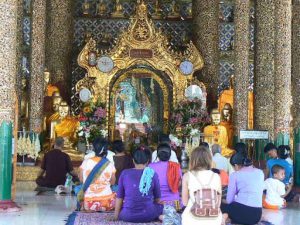 Burma, Rangoon; Shwedagon Pagoda visitors